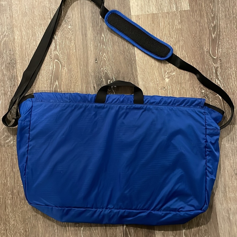 MEC Nylon travel Messenger Bag - Picture 3 of 5